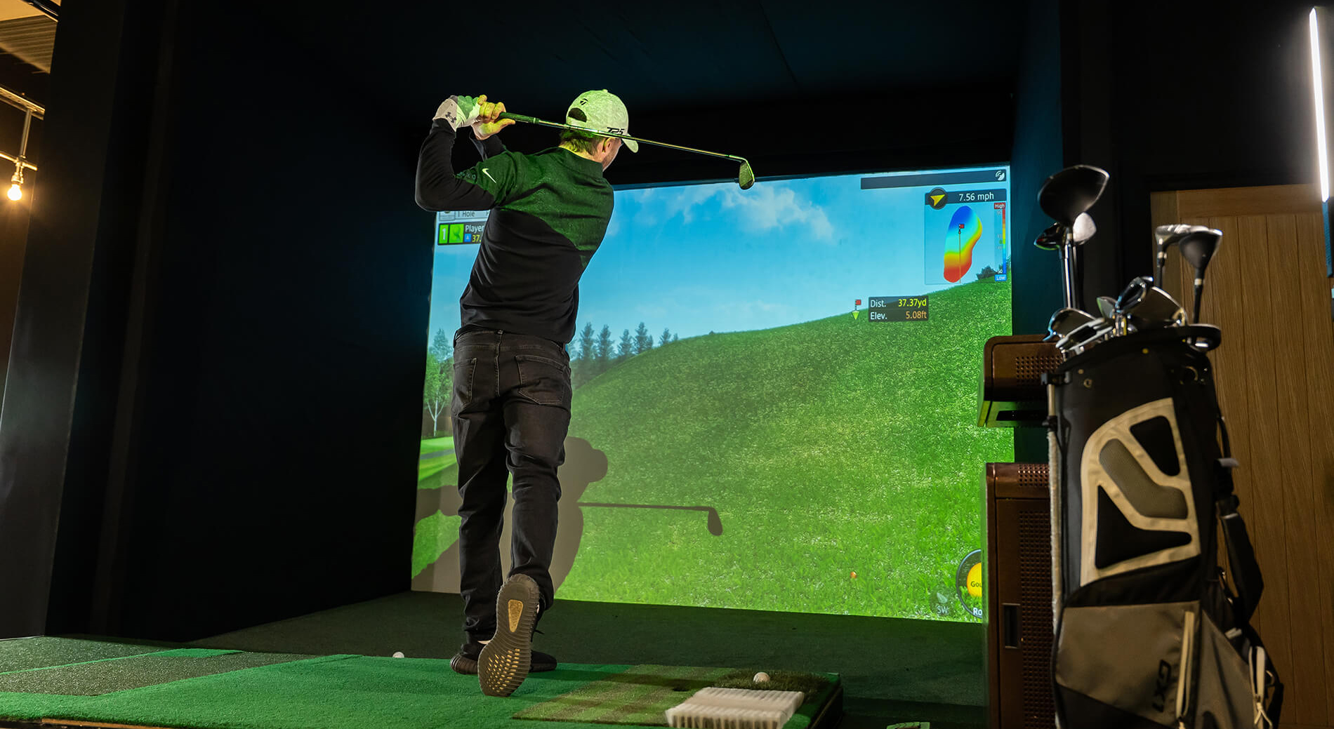 Indoor Golf vs. Outdoor Golf: Pros and Cons of Each